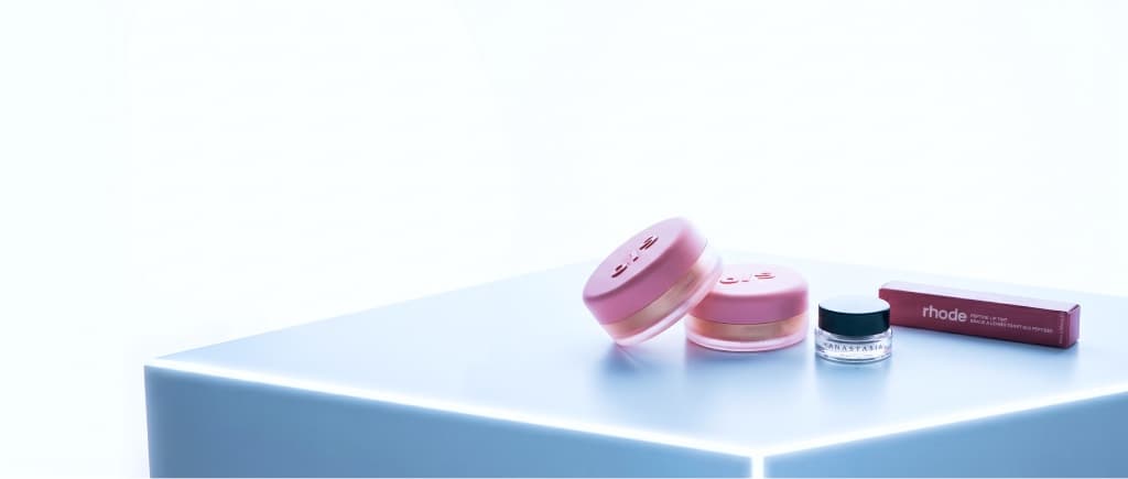 Productos de maquillaje sobre una mesa